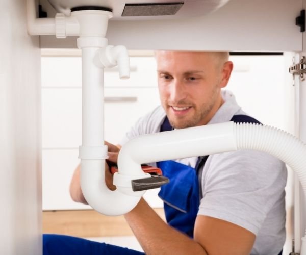 Rohrreinigung Rudolf – freundlicher Techniker bei der professionellen Abflussreinigung